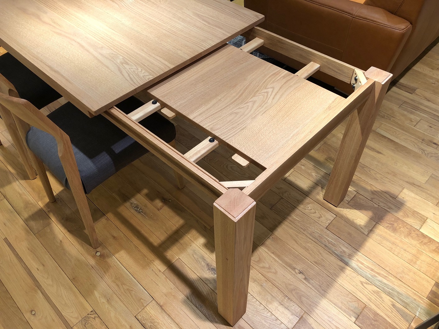 無垢材の伸長式ダイニングテーブルございます。 | 静岡県浜松市で家具・インテリアをお探しならマルスリビングプロダクツ