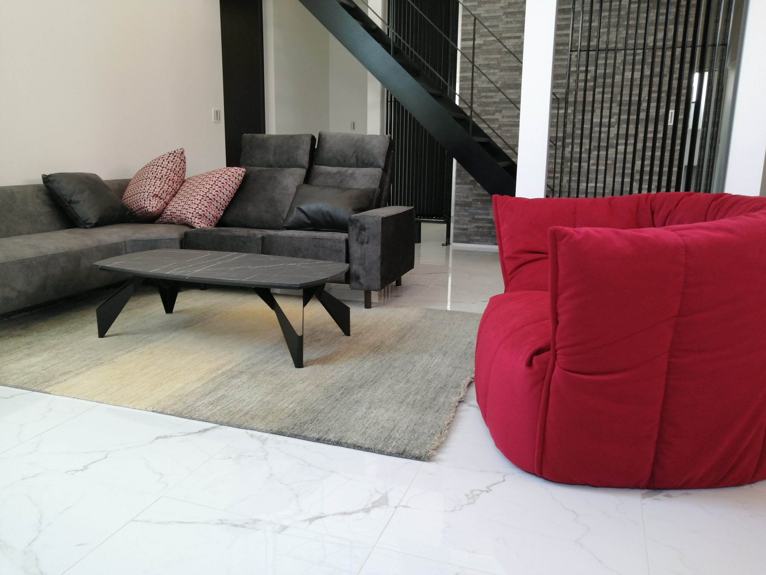 モノトーンの空間に赤であたたかみを ソファとハグみじゅうたんをお届けしました 静岡県浜松市で家具 インテリア をお探しならマルスリビングプロダクツ静岡県浜松市で家具 インテリアをお探しならマルスリビングプロダクツ